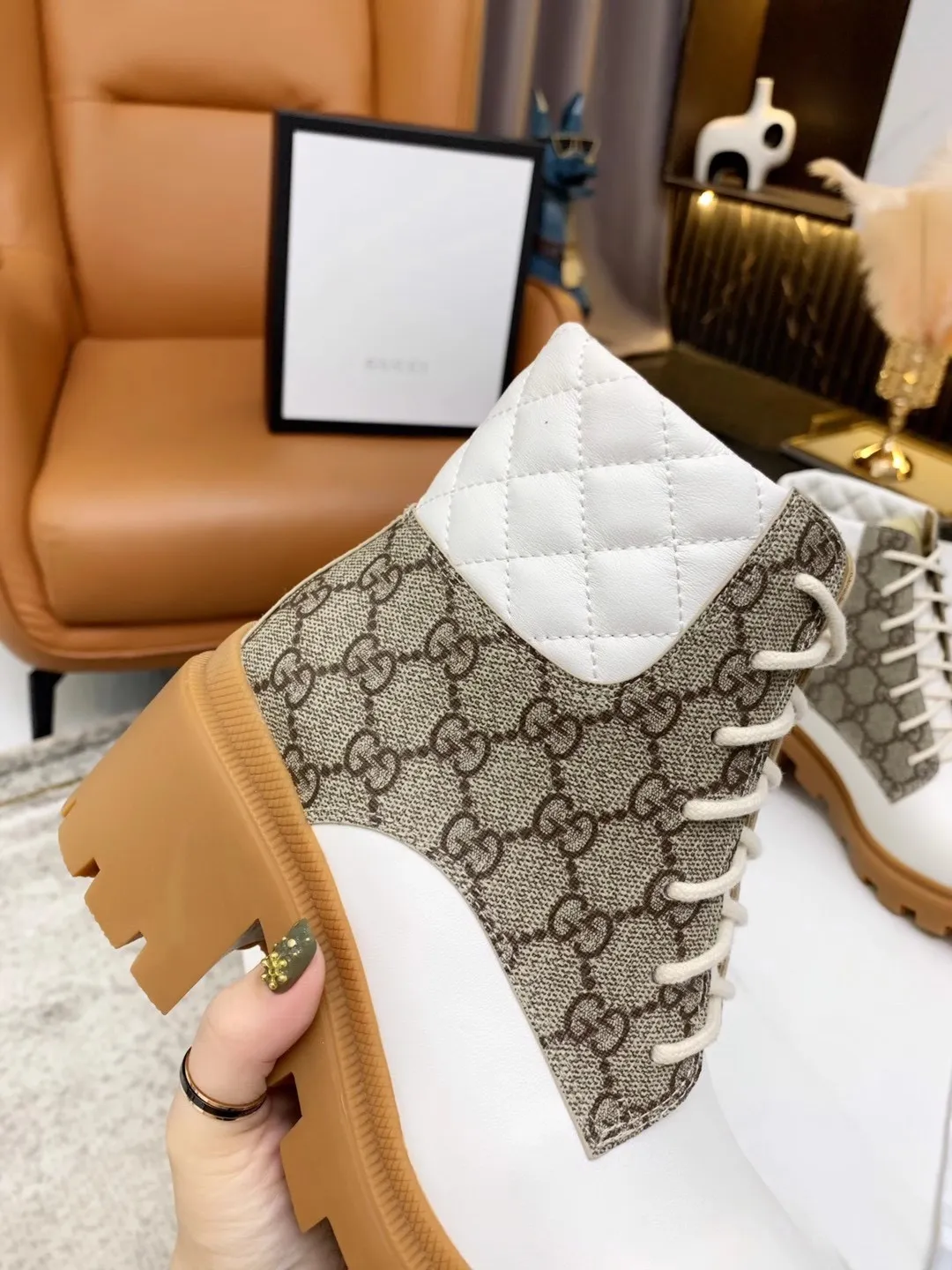 👟👟Ex-factory price 560👟👟 (Electric embroidery on the shoe collar ➕ Oil edge on the upper) The new version of Gucci GUCCI is on sale...🔥 It has a retro British style and is decorated with a LOGO cloth label on the front. Heel height: 6cm Fabric: Imported cowhide, open edge beads, lining/foot pads: upgraded cowhide 🐂 Color: black white open edge beads Code number: 34-40. 34 and 41 42 need to be customized Packaging: Comes with card and cloth bag.